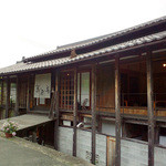 竹西農園 遊茶庵 - 趣のある外観。地上1階、地下1階。