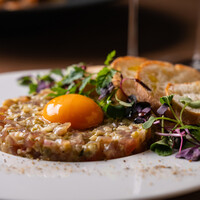 燻製マグロのタルタル 卵黄添え