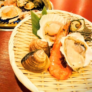 日替わり5種の浜焼きセットや牡蠣など、自慢の逸品を堪能！