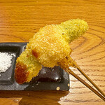 くしあげ 串亭 - 「スナップエンドウのベーコン巻き」をソースでいただきます