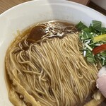 めん処 きよ洲 - シャキシャキの水菜が佐助豚の脂輝くスープに合う！