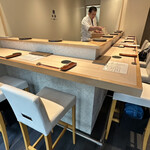 立ち食い鮨極 - カウンター7席です