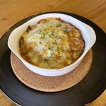 自慢のチーズたっぷりチキンマカロニグラタン
