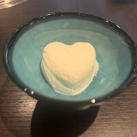 叙々苑 新宿小田急ハルク店 - ランチタイムで出てくるアイス。デザートは抹茶かバニラのアイス、杏仁豆腐の３種類から選べる。