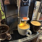 ぱっぱ屋食堂 - ホットを淹れてる