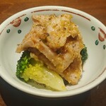 酒と肴 ひらの - お通しのブロッコリーとローストポーク