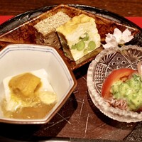 賛否両論 - 八寸
                    - 新玉葱豆腐 雲丹
                    - 蛍烏賊 フルーツトマト 菜の花ソース
                    - 鶏の松笠焼き グリーンピースの擬製豆腐