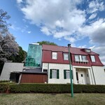 武蔵野茶房 - 左ガラス部　が　エレベーター