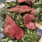 酢重ダイニング - 春菊とお肉のサラダ仕立て。