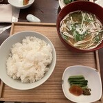 酢重ダイニング - ご飯とお味噌汁のセット。付け合せの野沢菜大根の味噌漬け、唐辛子味噌はどれもご飯のお供にピッタリ