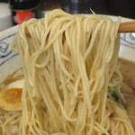 カシムラ - 重量感があって、この濃厚スープに負けないしっかりした細麺。