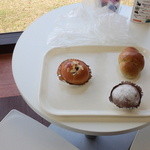 秋吉ファームガーデン  ベーカリー - 左＝ブルーベリーチョコブレッド　　／　　右上＝プチよもぎのロール　　／　　右下＝チェリークリームチーズ