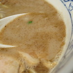 カシムラ - 魚出汁が合わさった芳ばしい～濃厚鶏白湯スープ。
      思ったほどクセがなくマイルドな味わい。