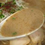 カシムラ - 魚出汁が合わさった芳ばしい～濃厚鶏白湯スープ。
      思ったほどクセがなくマイルドな味わい。