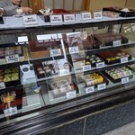 巴堂製菓舗 - 店内ショーケース