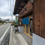 巴堂製菓舗 - 店舗入口（店舗横に2台分の駐車場が有ります）