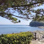 うに清 - お店前の海（道路から）