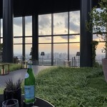 ブルガリ バー - 外部客席から東京駅側　ガラスのそばまで行き写真を撮る方多数。テーブルの上は空。