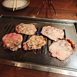 焼肉ホルモン だんだん - 2025年４月　焼いてます