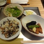 調布 清水 - ひじきと豆ご飯、揚げ茄子と車麩の吉野煮、サラダ・香の物