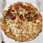 ドミノ ピザ - ドミノ・デラックスおよびガーリックシュリンプのハーフ&ハーフ（チーズンロールツイスト変更）　Mサイズ