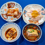 四川料理 巴蜀 - 棒棒鶏4種 左上、1930年に発祥した頃の棒棒鶏 右上、1960年合州の胡麻ダレ 左下、1980年重慶よだれ鶏 右下、1993年成都の廖記棒棒鶏（塩味）