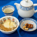 四川料理 巴蜀 - オーギョーチー 桃のコンポート  怪味のナッツ 飴がけのカシューナッツ  台湾の包種茶