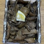 炭火焼鶏 吉松 - この皮焼きは、やっぱり外せない。ゴリゴリ食感の皮焼き。噛めば噛むほど旨い。その旨い脂をハイボールで流し込め！