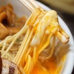 博多っ娘 - ミックスラーメン たまごを絡めて食べる