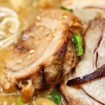 博多っ娘 - ミックスラーメン 焼豚が分厚い！！