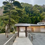 成生 - 広い敷地に伊勢神宮のような神聖な雰囲気ある玄関アプローチに、京都の木島設計による数寄屋造りのような木造の建屋が崇高な雰囲気を醸し出している