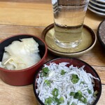 ニューすしセンター 春木屋 裏なんば店 - 突き出しと日本酒