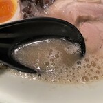 二代目けんのすけ 天神本店 - スープ濃厚ザラっと系。油っぽくなく口当たりはサラリ