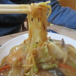 渚園 - 揚げ焼きした麺に、醤油と塩ベースかな、コクのあるあんがたっぷり。