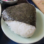 渚園 - おにぎりはずっしりと重くて、明太子がいっぱい詰まっています。