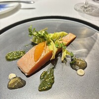 ラール・エ・ラ・マニエール - 表面を炙った鱒、鱒子、木の芽とマスタードのソース　鮎魚醤のジュレ