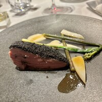 ラール・エ・ラ・マニエール - イベリコ豚の上にブラックオリーブとパン粉　白インゲンのピューレ　