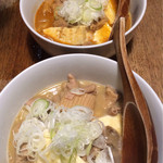 またぎや  - もつ煮込（豆腐入り）650円 普通・辛口 各1つずつ。