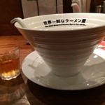 世界一暇なラーメン屋 - お茶のグラスは普通サイズ。ねっ！器大きいでしよっ(｡ >艸<)
