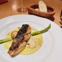 Osteria UVA RARA 横浜 - サワラの炭火焼き 春キャベツのソース