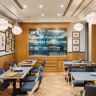 団体予約受付中、開放的な広々とした店内は全席80席。