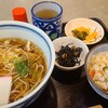 水車 - かやくご飯そば定食(税込980円)
①温製蕎麦②ひじきと大豆の煮物③かやくご飯④お漬け物
手打ちではなく業務用そばかな？
お汁は利尻昆布&鯖節&鰯節&潤目鰯節だそう、醤油が効いて良く分かりませんでした