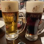 笑酒屋 極限流 祖師谷支部 - 左が普通エビス、右が泡黒ブレンド。時間経過で黒く染まる。