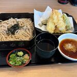 うどんウエスト - 料理写真:暫く待つと番号が呼ばれて注文した天ざる９５０円の出来上がりです。
 