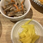 肉豆冨とレモンサワー 大衆食堂 安べゑ - きんぴら&たくあん