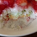 甘味かふぇ ばりや - ピスタチオシロップやカスタード、ホワイトシロップなどが層になってます。