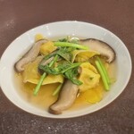 LOGICA - 『カッペラッチ』エミリア＝ロマーニャ州の「小さな帽子」という意味のラヴィオリ。
      ローストした信玄鶏を詰め物にして
      鶏肉のブイヨンに干し椎茸の出汁とガルムを合わせた
      スープ仕立て