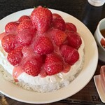甘味かふぇ ばりや - いちごソースをかけて…まるでいちごのホールケーキ！
