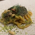 LOGICA - ヴェネト州のパスタ
      全粒粉の生地をトルキオと呼ばれる専用の木馬のような器具で強い圧力をかけながら押し出して作ったビーゴリに飴色玉ねぎとアンチョビのソースを合わせ
      焼いた鰯とトレビス、香草パン粉を添えた