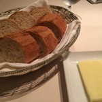 ヌガ - パン２種とバター